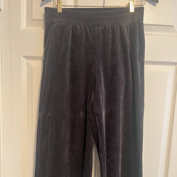 Lululemon Scuba Mid-Rise Wide-Leg Crop *Velvet Cord, Black, Size 6 - Picture 1 of 11